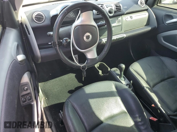 2014 Smart fortwo Passion z VIN WMEEJ9AA4EK787658, wystawiony jako Copart lot #63438465 z przebiegiem Nie podano mil oraz Czysty tytuł • Clean title. Historia ofert i sprzedaży dostępna na DreamBid. Obrazek 8.