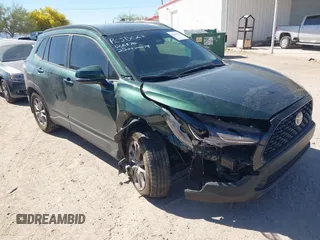 2023 Toyota Corolla Cross LE z VIN 7MUCAABG4PV061035, wystawiony jako IAAI lot #42106621 z przebiegiem 22 919 mil mil oraz . Historia ofert i sprzedaży dostępna na DreamBid. Obrazek 1.