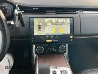 2023 Land Rover Range Rover SE z VIN SALKP9E70PA017747, wystawiony jako Copart lot #45363235 z przebiegiem 39 043 mil mil oraz Czysty tytuł • Clean title. Historia ofert i sprzedaży dostępna na DreamBid. Obrazek 10.