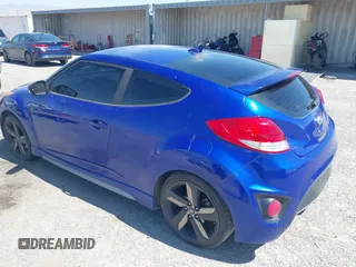 2015 Hyundai Veloster Turbo z VIN KMHTC6AE2FU218570, wystawiony jako IAAI lot #42609097 z przebiegiem 104 965 mil mil oraz . Historia ofert i sprzedaży dostępna na DreamBid. Obrazek 3.