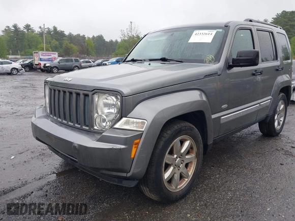 2012 Jeep Liberty Sport Latitude z VIN 1C4PJMAK1CW170372, wystawiony jako IAAI lot #42332614 z przebiegiem 109 860 mil mil oraz . Historia ofert i sprzedaży dostępna na DreamBid. Obrazek 2.