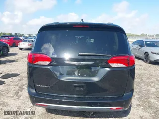 2019 Chrysler Pacifica Touring L with VIN 2C4RC1BG7KR627074, listed as a IAAI auction lot 41930694 with 69,210 mi miles. Bid and sale history available at carsss.com. Image 17.