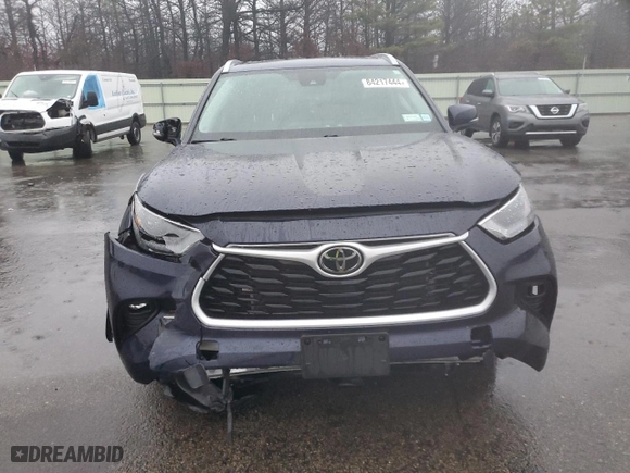 2022 Toyota Highlander XLE with VIN 5TDHZRBH7NS583655, listed as a Copart auction lot 84217444 with 46,830 mi miles and Salvage Title. Bid and sale history available at carsss.com. Image 5.