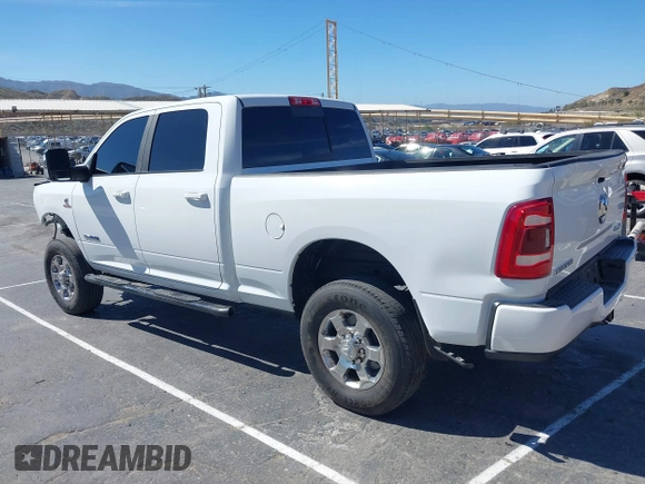 2024 Ram 2500 Laramie z VIN 3C6UR5FL2RG267971, wystawiony jako IAAI lot #41707239 z przebiegiem 22 898 mil mil oraz . Historia ofert i sprzedaży dostępna na DreamBid. Obrazek 3.