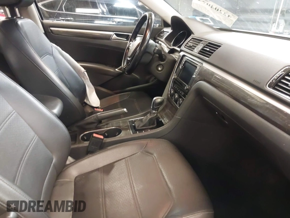 2016 Volkswagen Passat SE z VIN 1VWBT7A30GC020823, wystawiony jako IAAI lot #42204074 z przebiegiem 87 784 mil mil oraz . Historia ofert i sprzedaży dostępna na DreamBid. Obrazek 5.