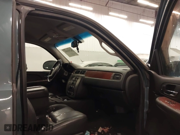 2008 GMC Sierra 2500HD SLT z VIN 1GTHK29648E184776, wystawiony jako IAAI lot #41702854 z przebiegiem 215 160 mil mil oraz . Historia ofert i sprzedaży dostępna na DreamBid. Obrazek 5.