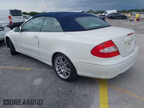 2009 Mercedes-Benz CLK 350 z VIN WDBTK56FX9T105106, wystawiony jako IAAI lot #42381316 z przebiegiem 59 138 mil mil oraz . Historia ofert i sprzedaży dostępna na DreamBid. Obrazek 3.