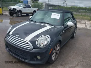 2013 MINI Convertible z VIN WMWZN3C54DT568819, wystawiony jako IAAI lot #41951061 z przebiegiem 154 498 mil mil oraz . Historia ofert i sprzedaży dostępna na DreamBid. Obrazek 2.