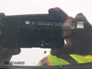 2025 Toyota Camry LE z VIN 4T1DBADK7SU513802, wystawiony jako IAAI lot #42259217 z przebiegiem 27 379 mil mil oraz . Historia ofert i sprzedaży dostępna na DreamBid. Obrazek 18.