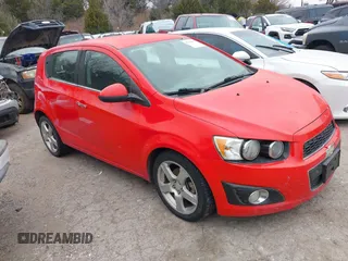 2015 Chevrolet Sonic LTZ z VIN 1G1JE6SB7F4198089, wystawiony jako IAAI lot #41150037 z przebiegiem 123 568 mil mil oraz . Historia ofert i sprzedaży dostępna na DreamBid. Obrazek 1.