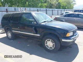 1995 GMC Jimmy SLE z VIN 1GKDT13W5S2526988, wystawiony jako IAAI lot #42403837 z przebiegiem 210 748 mil mil oraz . Historia ofert i sprzedaży dostępna na DreamBid. Obrazek 1.