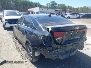 2022 Kia Forte LXS z VIN 3KPF24AD9NE437331, wystawiony jako IAAI lot #41875582 z przebiegiem 41 171 mil mil oraz . Historia ofert i sprzedaży dostępna na DreamBid. Obrazek 3.