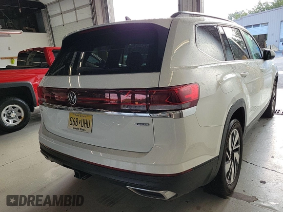 2024 Volkswagen Atlas SE with VIN 1V2HR2CA2RC556331, listed as a IAAI auction lot 42806429 with 25,239 mi miles and . Bid and sale history available at DreamBid. Image 5.