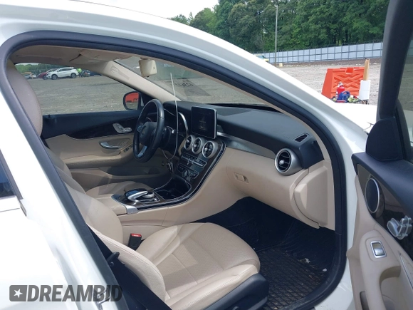 2016 Mercedes-Benz C 300 z VIN 55SWF4JB3GU163946, wystawiony jako IAAI lot #42364271 z przebiegiem 135 157 mil mil oraz . Historia ofert i sprzedaży dostępna na DreamBid. Obrazek 5.
