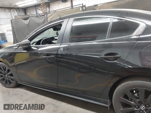 2024 Mazda 3 S Select Sport z VIN 3MZBPABMXRM432614, wystawiony jako IAAI lot #41654313 z przebiegiem Nie podano mil oraz . Historia ofert i sprzedaży dostępna na DreamBid. Obrazek 13.