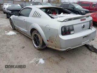 2005 Ford Mustang GT Deluxe z VIN 1ZVHT82H755103659, wystawiony jako IAAI lot #41553019 z przebiegiem 112 531 mil mil oraz . Historia ofert i sprzedaży dostępna na DreamBid. Obrazek 3.