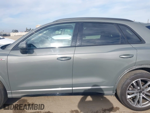 2023 Audi Q3 S line Premium z VIN WA1DECF38P1137384, wystawiony jako IAAI lot #41895727 z przebiegiem 28 529 mil mil oraz . Historia ofert i sprzedaży dostępna na DreamBid. Obrazek 15.