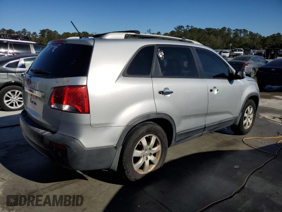 2013 Kia Sorento LX z VIN 5XYKT4A62DG332256, wystawiony jako Copart lot #88001935 z przebiegiem Nie podano mil oraz Szkoda całkowita • Salvage title. Historia ofert i sprzedaży dostępna na DreamBid. Obrazek 3.