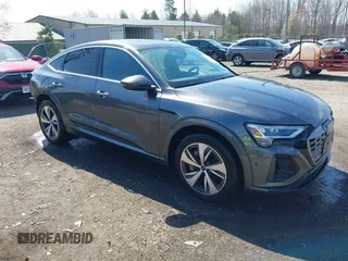 2024 Audi Q8 e-tron Sportback S line Premium Plus z VIN WA1CAAGE1RB030864, wystawiony jako IAAI lot #41815918 z przebiegiem 13 341 mil mil oraz . Historia ofert i sprzedaży dostępna na DreamBid. Obrazek 1.