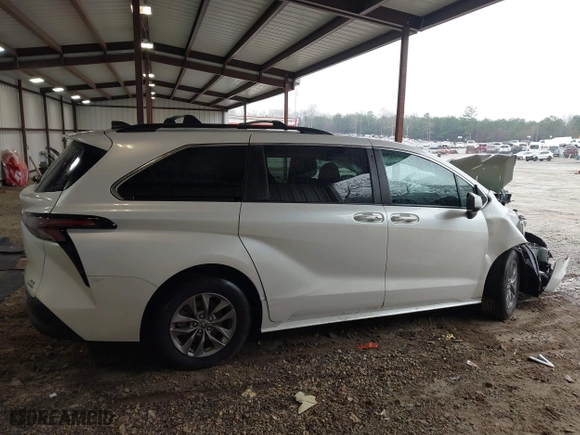 2024 Toyota Sienna XLE with VIN 5TDYRKEC3RS190684, listed as a IAAI auction lot 41853725 with 58,343 mi miles. Bid and sale history available at carsss.com. Image 12.