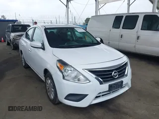 2019 Nissan Versa SV z VIN 3N1CN7AP1KL838940, wystawiony jako IAAI lot #42191914 z przebiegiem 72 374 mil mil oraz . Historia ofert i sprzedaży dostępna na DreamBid. Obrazek 1.