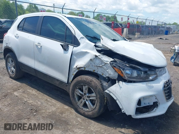 2020 Chevrolet Trax LS z VIN KL7CJKSB9LB051684, wystawiony jako IAAI lot #42279789 z przebiegiem 53 014 mil mil oraz . Historia ofert i sprzedaży dostępna na DreamBid. Obrazek 1.