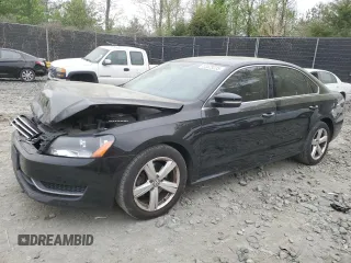 2013 Volkswagen Passat SE z VIN 1VWBP7A37DC137685, wystawiony jako Copart lot #53525235 z przebiegiem 132 971 mil mil oraz Szkoda całkowita • Salvage title. Historia ofert i sprzedaży dostępna na DreamBid. Obrazek 1.