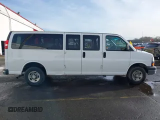 2016 Chevrolet Express Passenger LT z VIN 1GAZGPFG6G1319772, wystawiony jako IAAI lot #41079876 z przebiegiem 123 603 mil mil oraz . Historia ofert i sprzedaży dostępna na DreamBid. Obrazek 13.