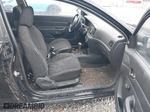 2011 Hyundai Accent GS z VIN KMHCM3AC8BU200465, wystawiony jako IAAI lot #41797288 z przebiegiem 107 831 mil mil oraz . Historia ofert i sprzedaży dostępna na DreamBid. Obrazek 5.