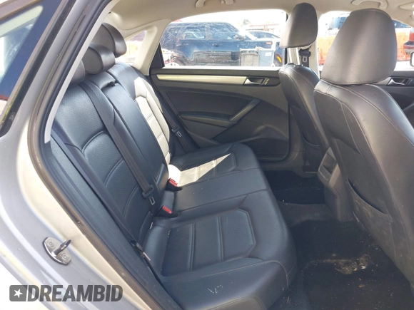 2014 Volkswagen Passat Wolfsburg Edition z VIN 1VWAT7A38EC075514, wystawiony jako IAAI lot #42032834 z przebiegiem 141 015 mil mil oraz . Historia ofert i sprzedaży dostępna na DreamBid. Obrazek 8.