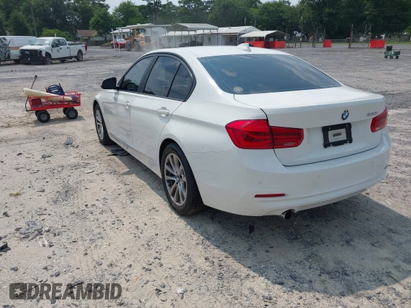 2017 BMW 3 Series 320i z VIN WBA8E1G53HNU13859, wystawiony jako IAAI lot #42401880 z przebiegiem 82 121 mil mil oraz . Historia ofert i sprzedaży dostępna na DreamBid. Obrazek 3.