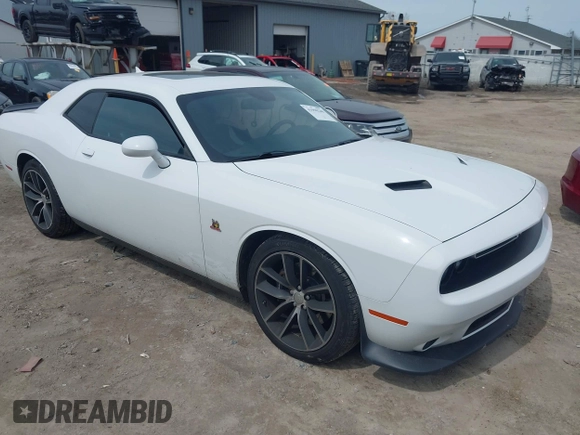 2016 Dodge Challenger R/T Scat Pack z VIN 2C3CDZFJ2GH263624, wystawiony jako IAAI lot #41998240 z przebiegiem 51 784 mil mil oraz . Historia ofert i sprzedaży dostępna na DreamBid. Obrazek 1.