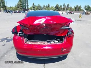 2018 Tesla Model 3 Long Range Battery z VIN 5YJ3E1EAXJF048839, wystawiony jako IAAI lot #42328412 z przebiegiem 83 083 mil mil oraz . Historia ofert i sprzedaży dostępna na DreamBid. Obrazek 16.