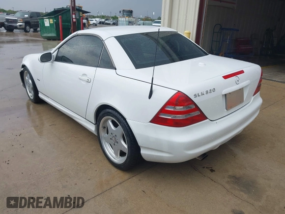 2001 Mercedes-Benz SLK 230/320 z VIN WDBKK65FX1F194536, wystawiony jako IAAI lot #41881130 z przebiegiem 108 544 mil mil oraz . Historia ofert i sprzedaży dostępna na DreamBid. Obrazek 3.