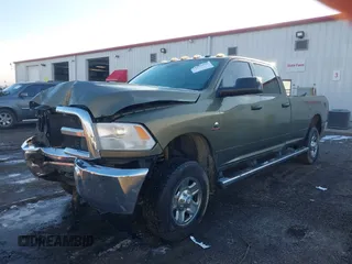 2015 Ram 2500 Tradesman с VIN 3C6UR5HL3FG629072, выставлен на аукционе IAAI как лот 41296490 с пробегом 211 318 миль миль и . История ставок и продаж доступна на DreamBid. Изображение 2.