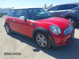 2013 MINI Hardtop z VIN WMWSU3C51DT691398, wystawiony jako IAAI lot #41710677 z przebiegiem 101 743 mil mil oraz . Historia ofert i sprzedaży dostępna na DreamBid. Obrazek 1.