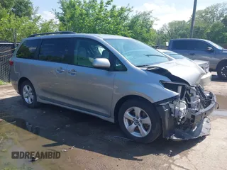 2018 Toyota Sienna LE Auto Access Seat с VIN 5TDKZ3DC9JS904884, выставлен на аукционе IAAI как лот 42132992 с пробегом 157 974 миль миль и . История ставок и продаж доступна на DreamBid. Изображение 1.