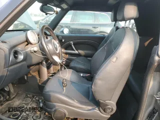 2005 MINI Convertible S z VIN WMWRH33535TF83436, wystawiony jako Copart lot #63962304 z przebiegiem 246 932 mil mil oraz Szkoda całkowita • Salvage title. Historia ofert i sprzedaży dostępna na DreamBid. Obrazek 7.