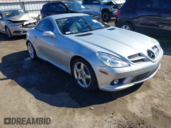 2005 Mercedes-Benz SLK 230/320 z VIN WDBWK56FX5F052512, wystawiony jako IAAI lot #41685458 z przebiegiem 46 186 mil mil oraz . Historia ofert i sprzedaży dostępna na DreamBid. Obrazek 1.