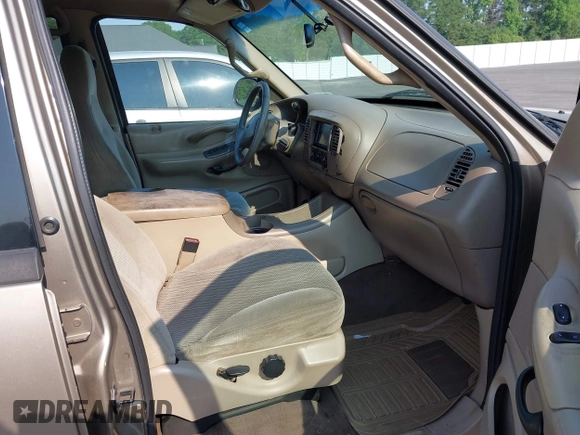 2001 Ford Expedition XLT with VIN 1FMRU15W71LA29912, listed as a IAAI auction lot 42422518 with 386,554 mi miles and . Bid and sale history available at DreamBid. Image 5.