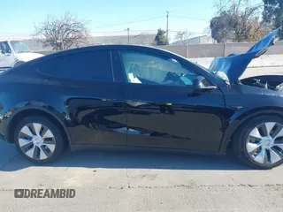 2024 Tesla Model Y Long Range with VIN 7SAYGAEE7RF014424, listed as a IAAI auction lot 41402098 with 6,052 mi miles and . Bid and sale history available at DreamBid. Image 13.