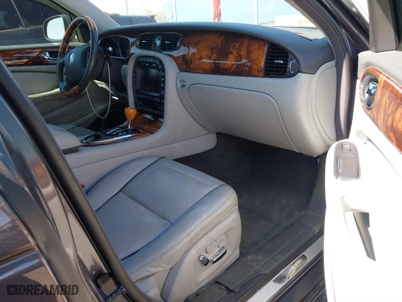 2008 Jaguar XJ with VIN SAJWA71B68SH22853, listed as a IAAI auction lot 41678688 with 76,367 mi miles. Bid and sale history available at carsss.com. Image 5.
