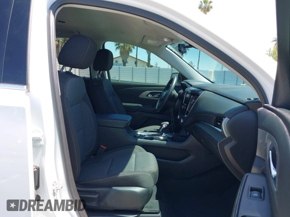 2021 Chevrolet Traverse LS z VIN 1GNERFKW8MJ266373, wystawiony jako IAAI lot #42170670 z przebiegiem 45 457 mil mil oraz . Historia ofert i sprzedaży dostępna na DreamBid. Obrazek 5.