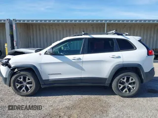 2017 Jeep Cherokee Trailhawk L Plus z VIN 1C4PJMBS1HD217370, wystawiony jako IAAI lot #42486588 z przebiegiem 108 695 mil mil oraz . Historia ofert i sprzedaży dostępna na DreamBid. Obrazek 14.
