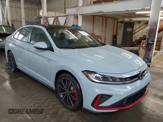 2025 Volkswagen Jetta GLI Autobahn z VIN 3VW2T7BUXSM033304, wystawiony jako IAAI lot #41540900 z przebiegiem 795 mil mil oraz . Historia ofert i sprzedaży dostępna na DreamBid. Obrazek 1.