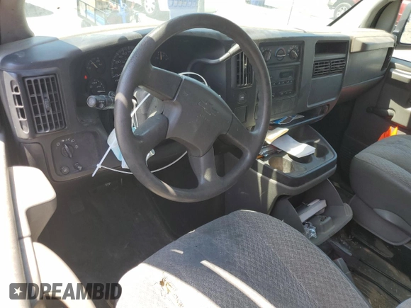 2006 Chevrolet Express Cargo z VIN 1GCGG25VX61155846, wystawiony jako Copart lot #55416485 z przebiegiem 141 203 mil mil oraz Szkoda całkowita • Salvage title. Historia ofert i sprzedaży dostępna na DreamBid. Obrazek 8.