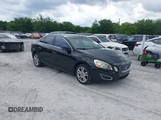 2013 Volvo S60 T5 Premier z VIN YV1612FS6D2188457, wystawiony jako IAAI lot #42240440 z przebiegiem 77 796 mil mil oraz . Historia ofert i sprzedaży dostępna na DreamBid. Obrazek 1.