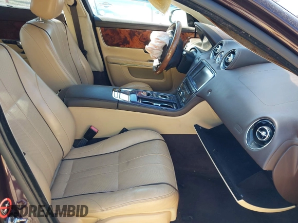 2013 Jaguar XJ Portfolio z VIN SAJWJ2GD9D8V46641, wystawiony jako IAAI lot #41817267 z przebiegiem Nie podano mil oraz . Historia ofert i sprzedaży dostępna na DreamBid. Obrazek 5.