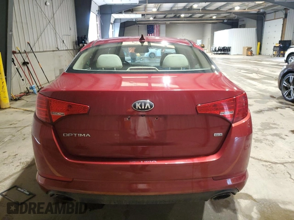 2013 Kia Optima LX z VIN 5XXGM4A75DG159462, wystawiony jako Copart lot #56678015 z przebiegiem 133 434 mil mil oraz Szkoda całkowita • Salvage title. Historia ofert i sprzedaży dostępna na DreamBid. Obrazek 6.