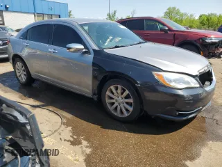 2014 Chrysler 200 Limited z VIN 1C3CCBCG2EN107848, wystawiony jako Copart lot #56942195 z przebiegiem 87 833 mil mil oraz Czysty tytuł • Clean title. Historia ofert i sprzedaży dostępna na DreamBid. Obrazek 4.
